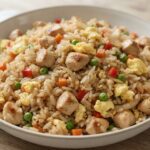 Riz sauté au poulet et légumes